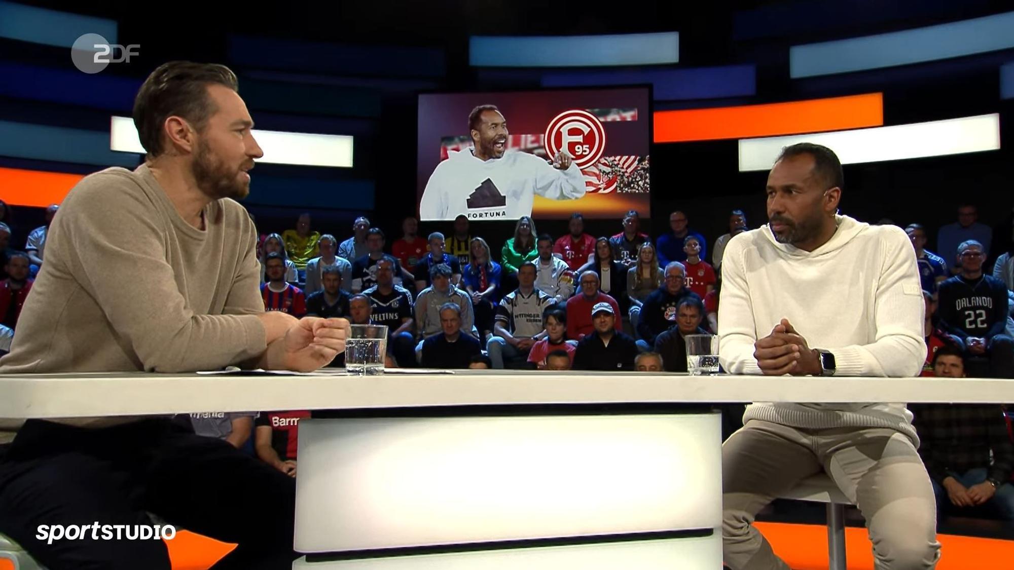 Fortuna Düsseldorfs Cheftrainer Daniel Thioune spricht mit Moderator Sven Voss im „Aktuellen Sportstudio“ des ZDF.