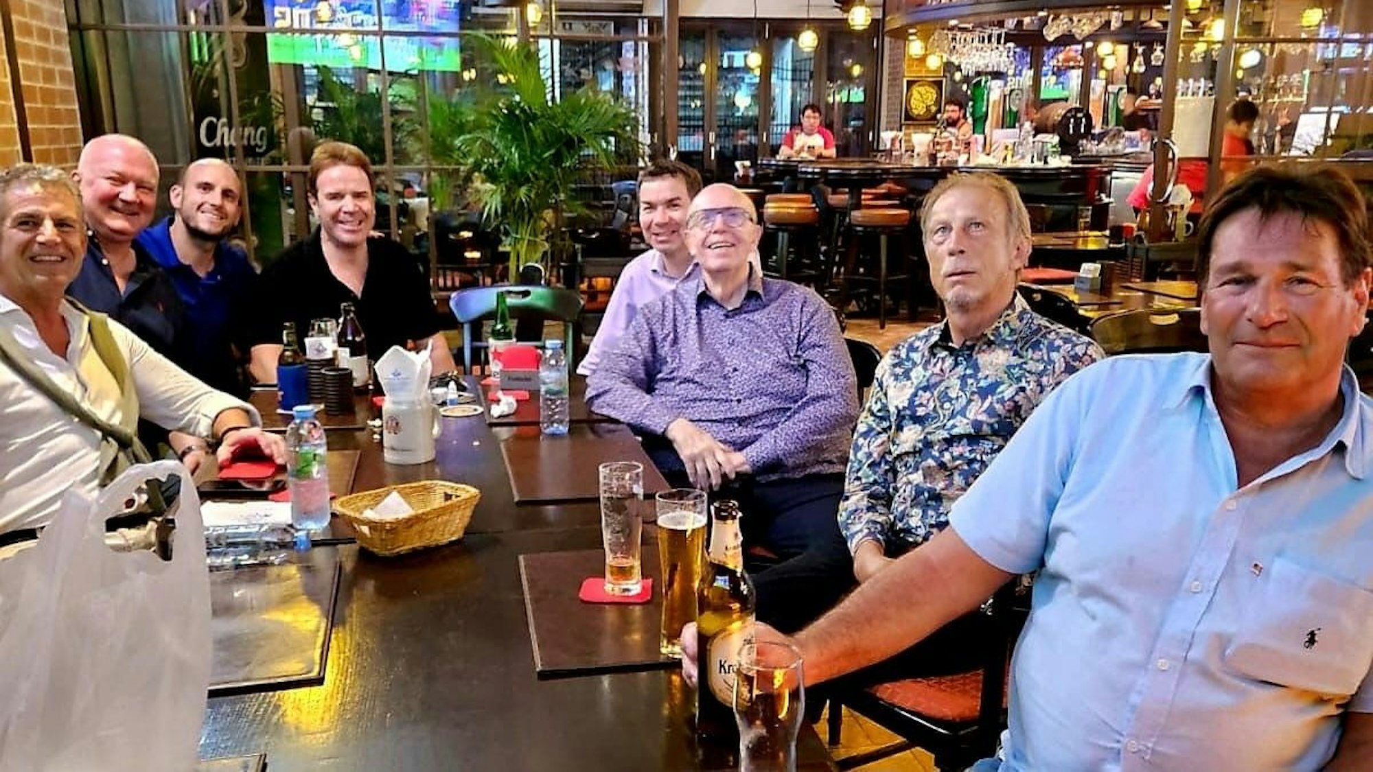 Daum und Calmund in einer Kneipe.