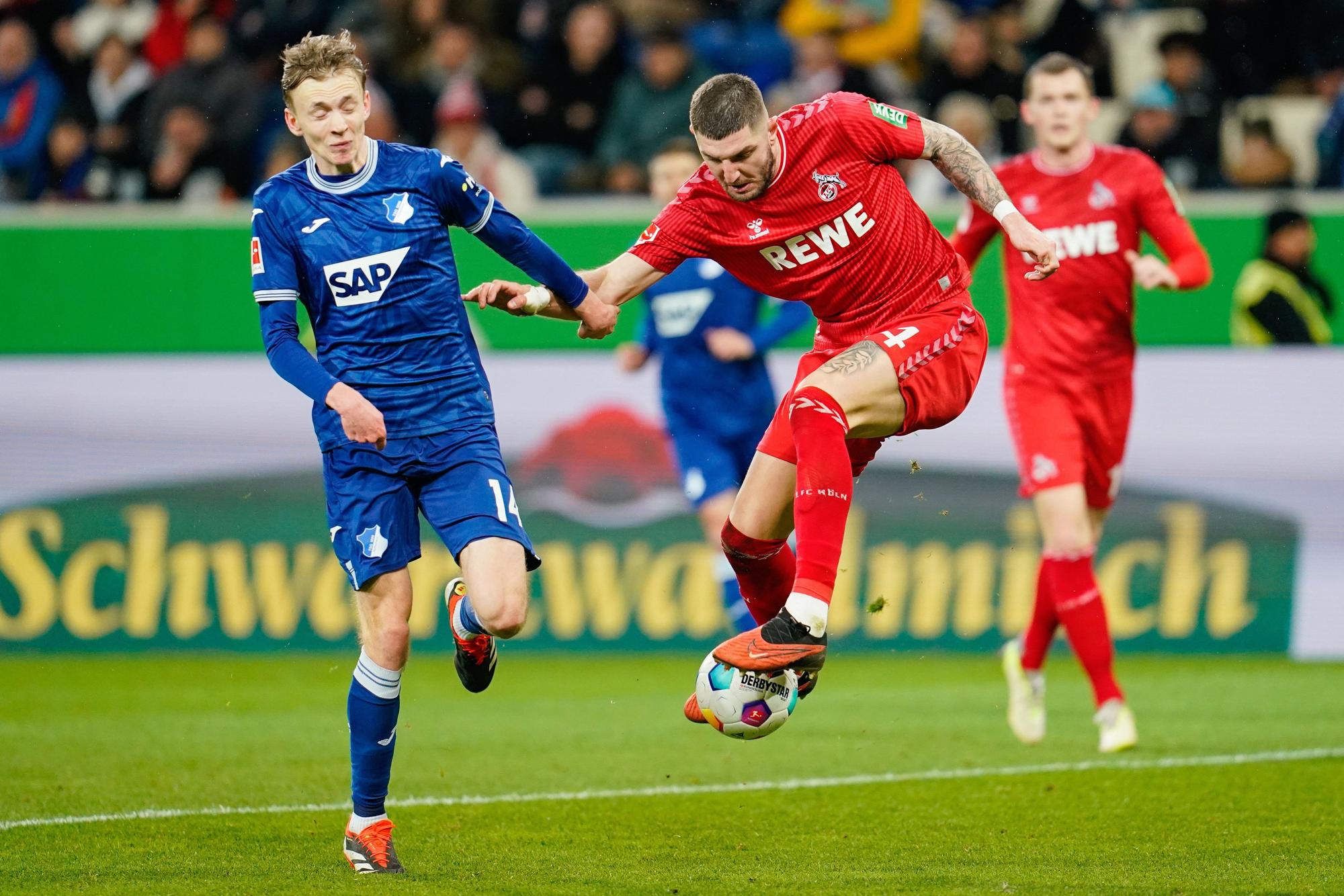 Jeff Chabot behauptet den Ball gegen Maximilian Beier.