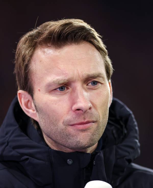 Simon Rolfes bei einem Interview im Stadion.
