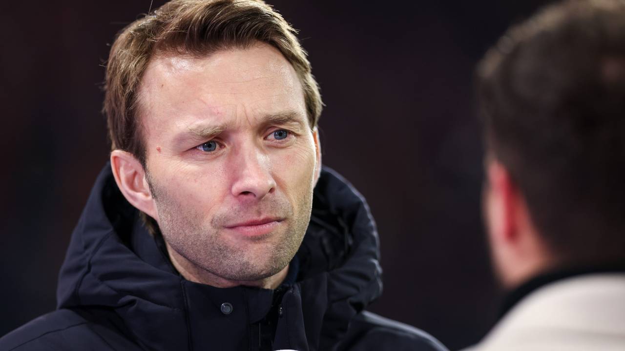 Simon Rolfes bei einem Interview im Stadion.