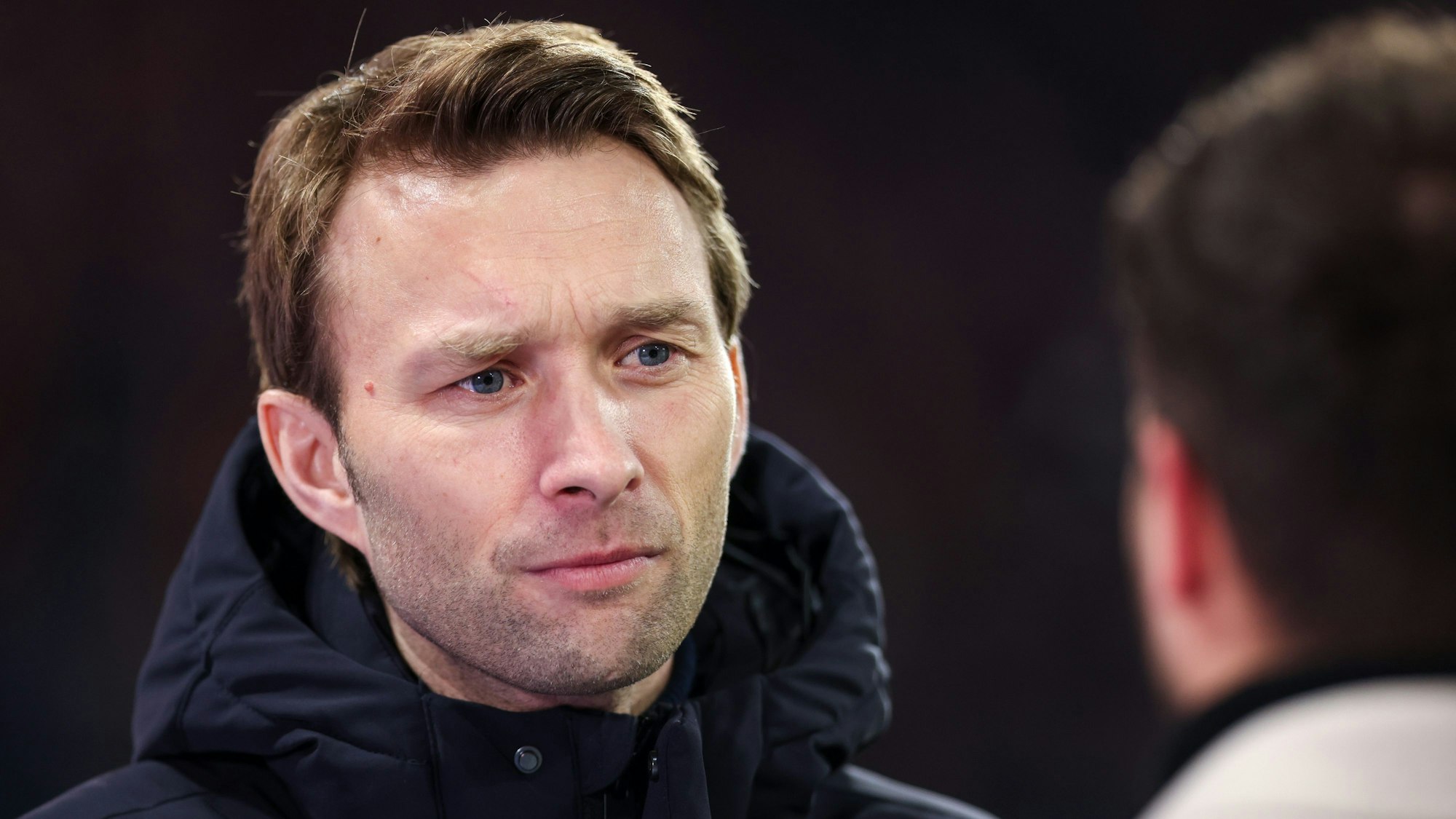 Simon Rolfes bei einem Interview im Stadion.