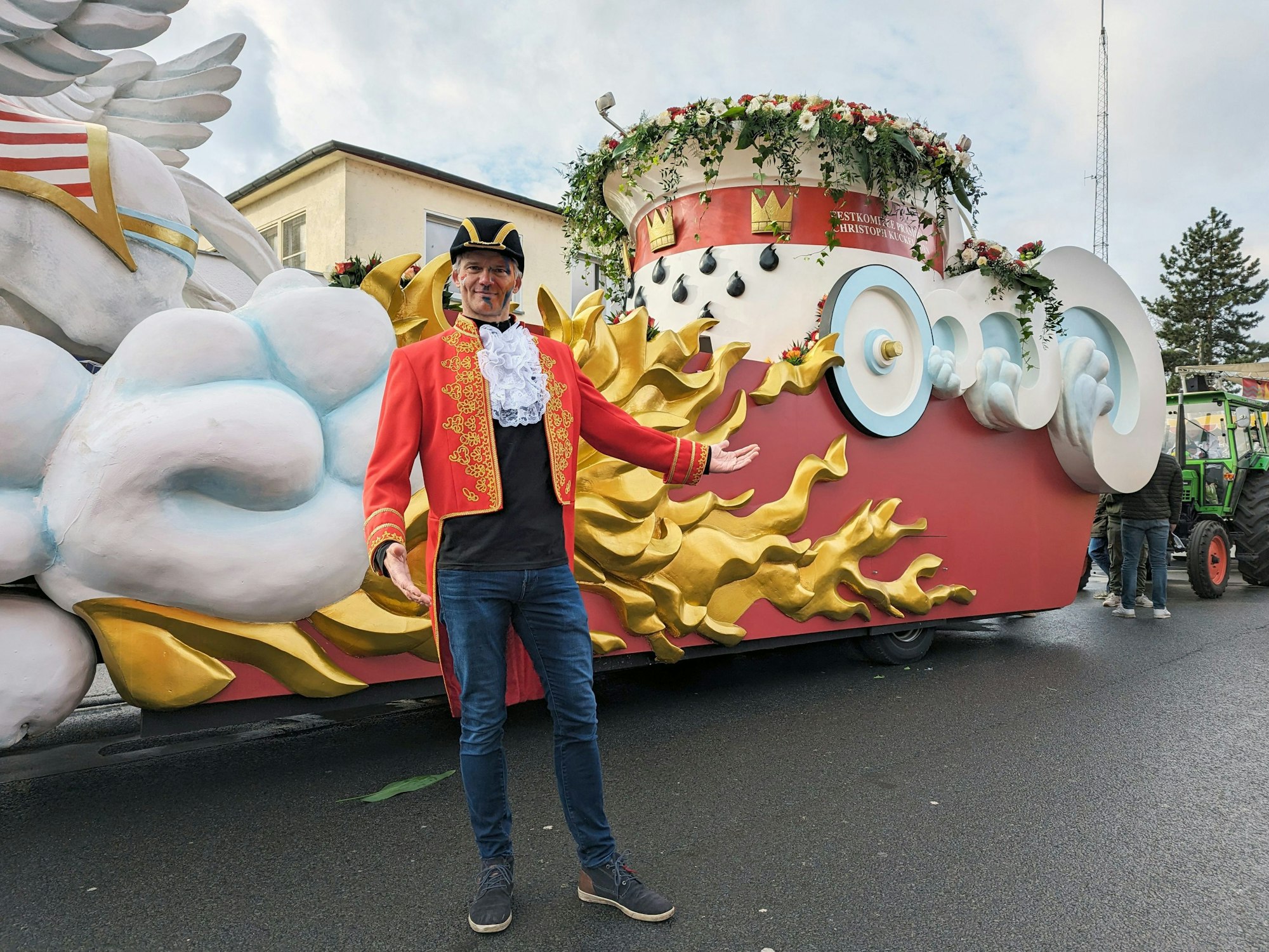 Thorsten Schröder, „Tagesschau“-Sprecher, steht beim Rosenmontagsumzug.