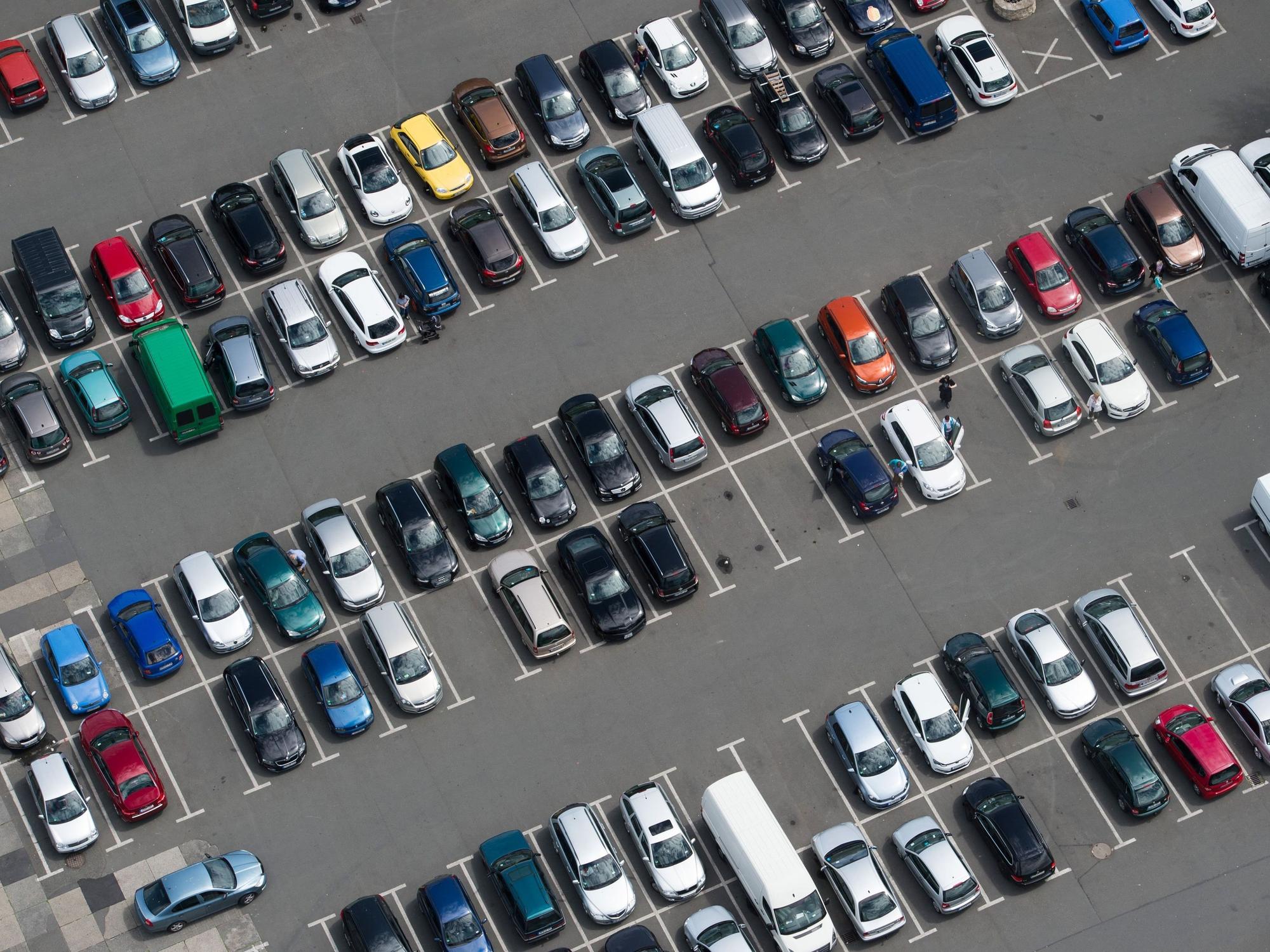 Zahlreiche Autos stehen auf einem Parkplatz (Symbolbild): Vier Jungen im Alter von 12 bis 14 Jahren sind in Großbritannien wegen des Verdachts auf Vergewaltigung festgenommen worden.