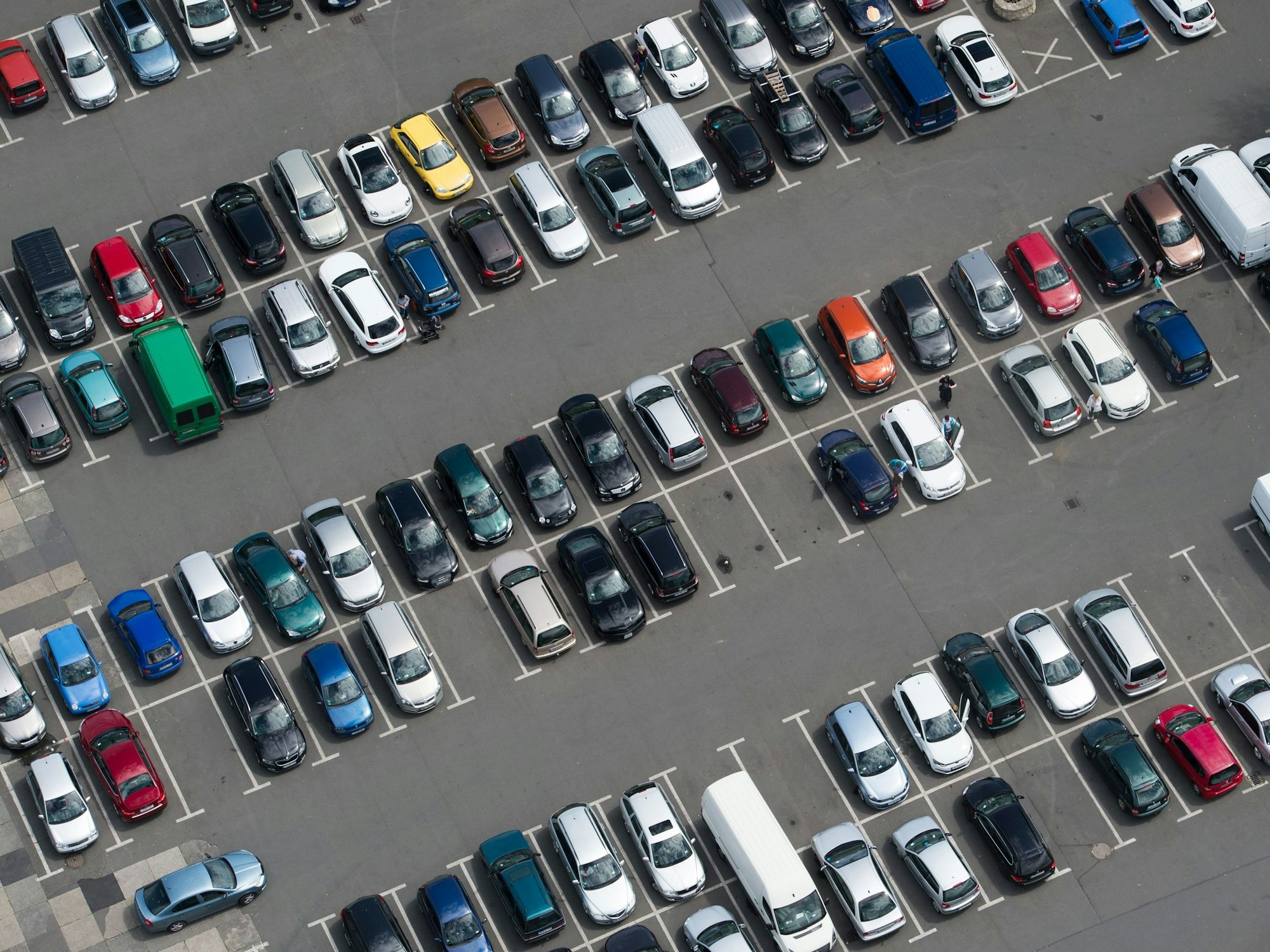 Zahlreiche Autos stehen auf einem Parkplatz (Symbolbild): Vier Jungen im Alter von 12 bis 14 Jahren sind in Großbritannien wegen des Verdachts auf Vergewaltigung festgenommen worden.