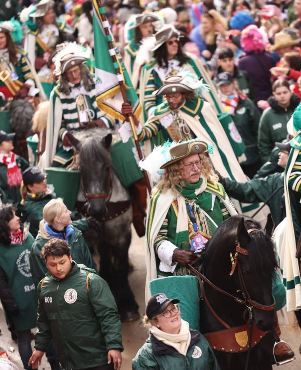 Reiter und Pferde des Reiter-Korps Jan von Werth sind im Rosenmontagsumzug dabei.