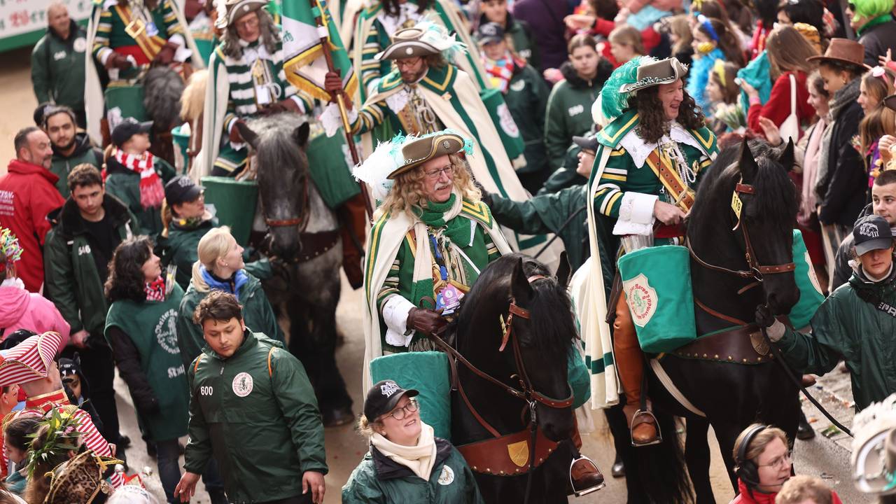Reiter und Pferde des Reiter-Korps Jan von Werth sind im Rosenmontagsumzug dabei.