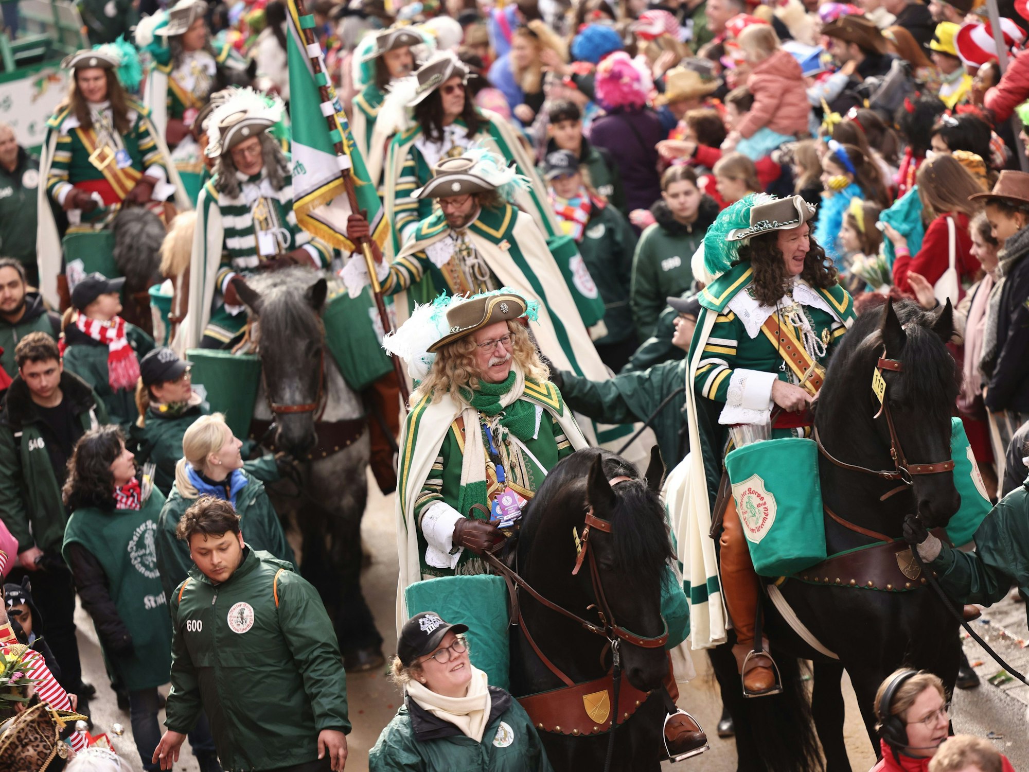 Reiter und Pferde des Reiter-Korps Jan von Werth sind im Rosenmontagsumzug dabei.