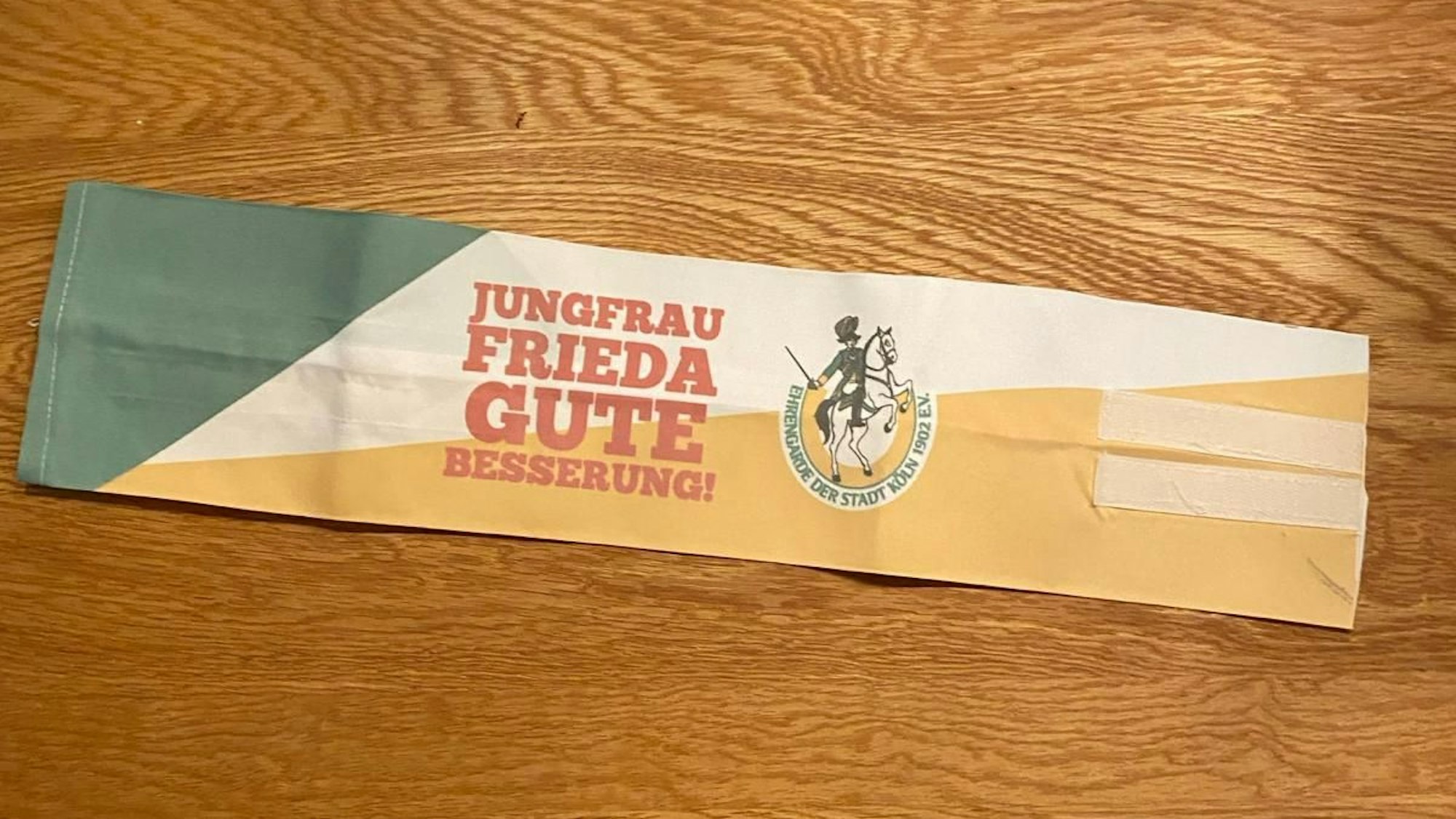 Armbinde der Ehrengarde für die verletzte Jungfrau.