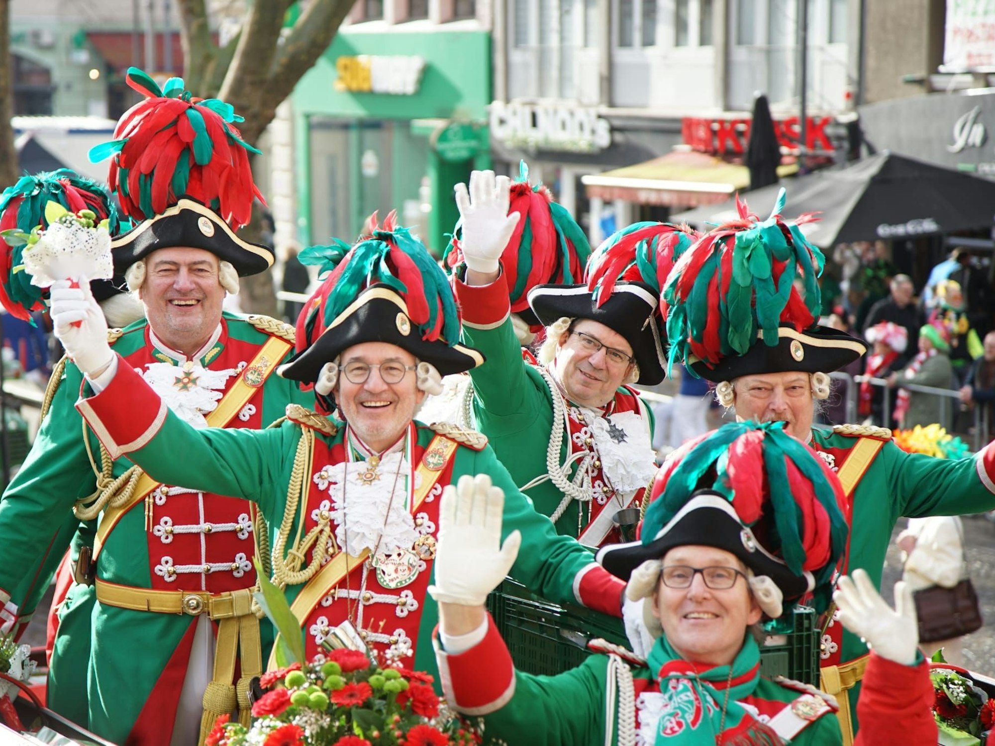 Foto vom Wagen der Altstädter im Rosenmontagszug in Köln.