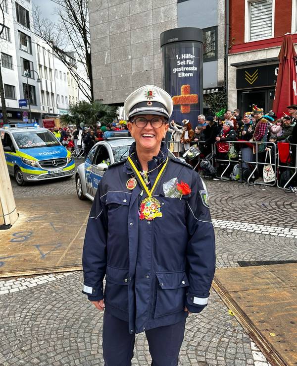 Polizistin Melany Witte beim Kölner Rosenmontagszug.