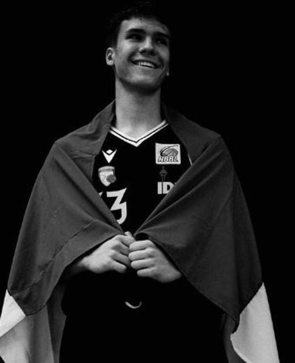 Schwarz-Weiß-Foto von Volodymyr Yermakov mit Ukraine-Flagge um die Schultern.