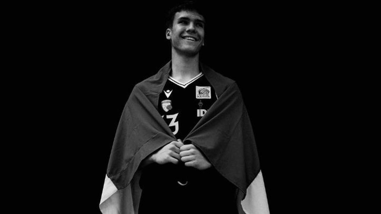 Schwarz-Weiß-Foto von Volodymyr Yermakov mit Ukraine-Flagge um die Schultern.