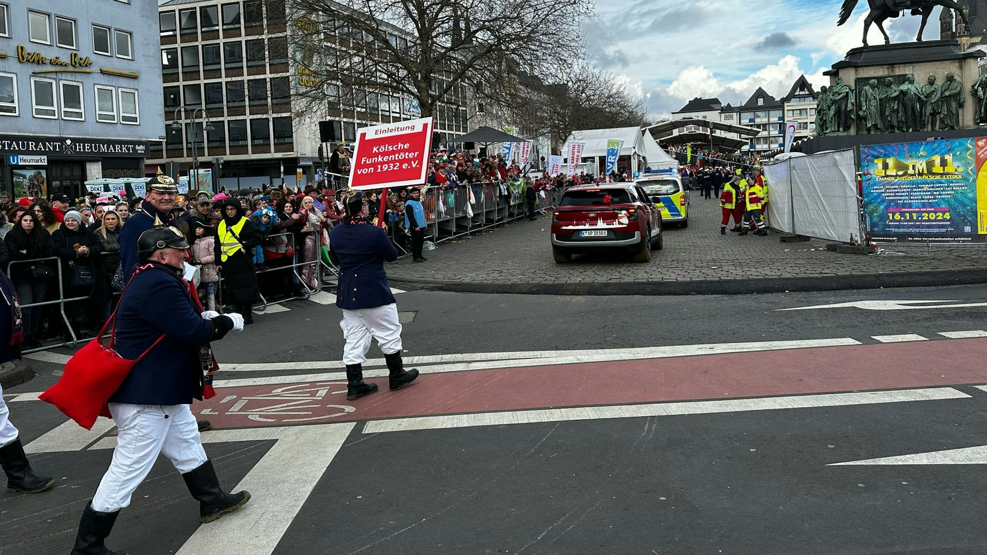 Die Spitze des Kölner Rosenmontagszug am Heumarkt.