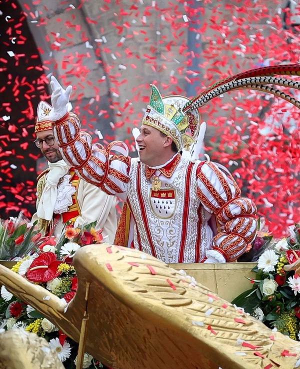 Rosenmontagszug an der Severinsstr., Prinzenwagen.