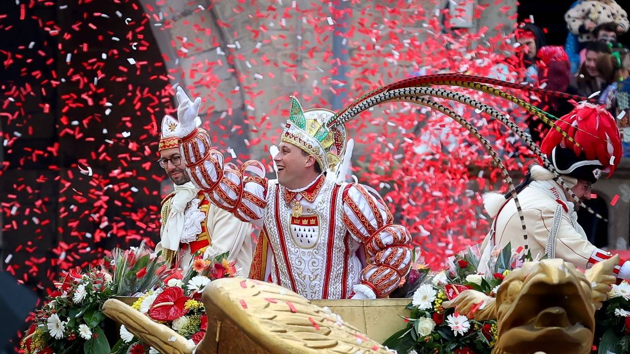Rosenmontagszug an der Severinsstr., Prinzenwagen.