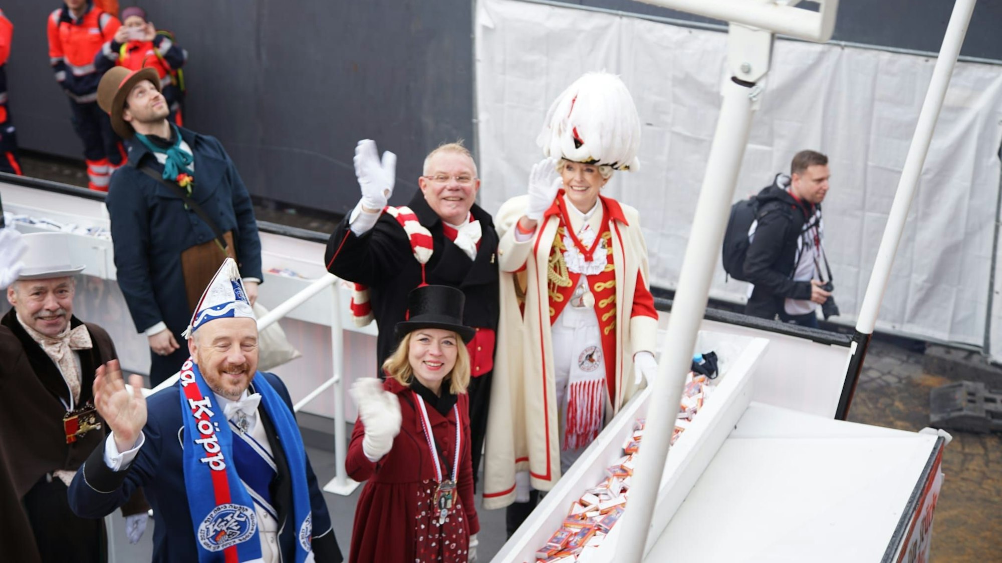 Henriette Reker als Funkin auf einem Karnevalswagen in Köln.