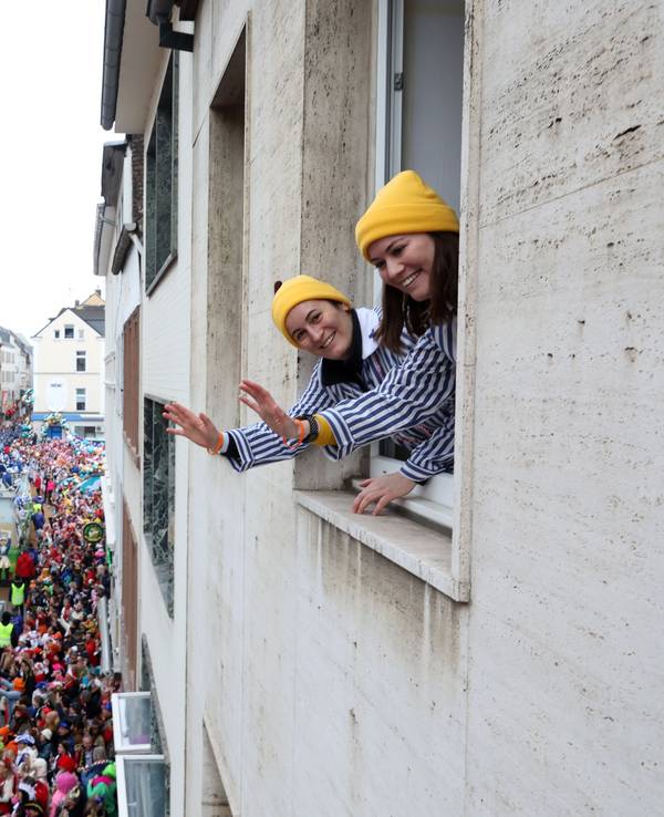 Menschenmassen schauen den Kölner Rosenmontagszug an.