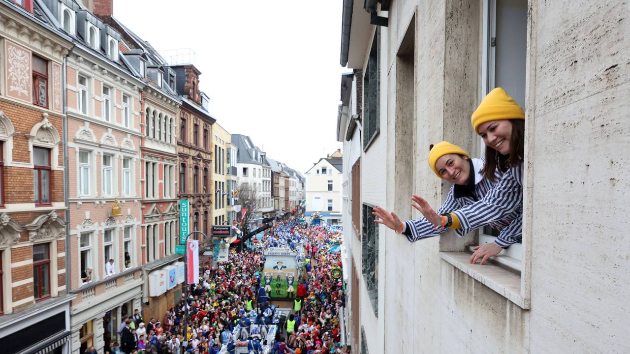 Menschenmassen schauen den Kölner Rosenmontagszug an.