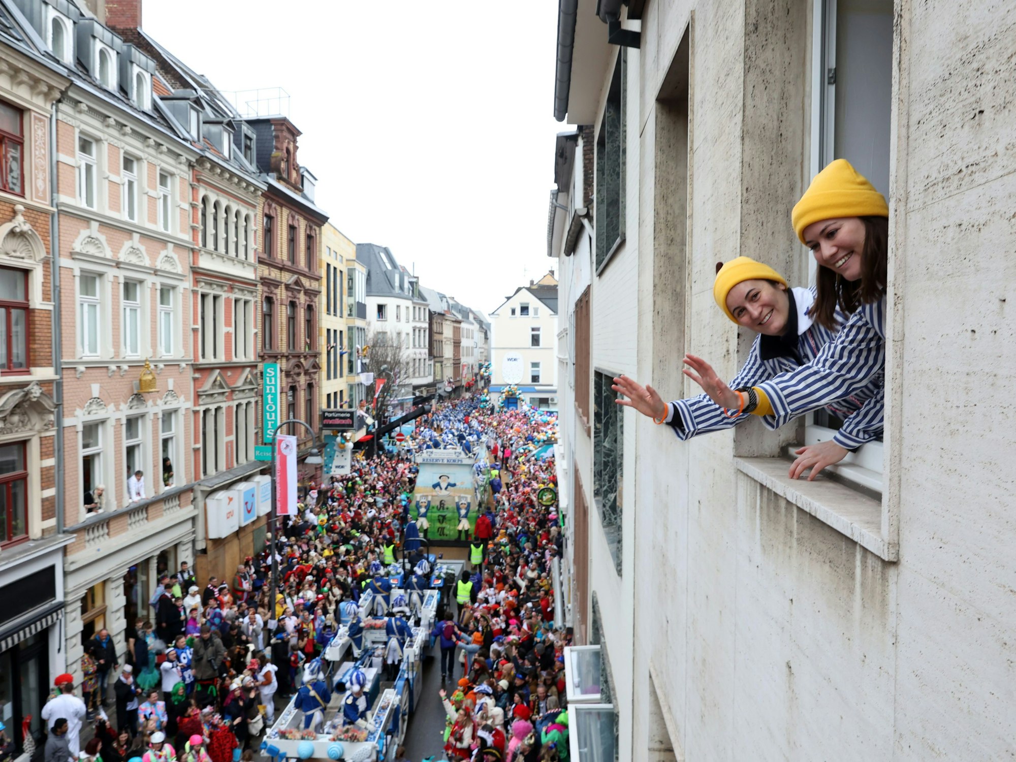 Menschenmassen schauen den Kölner Rosenmontagszug an.