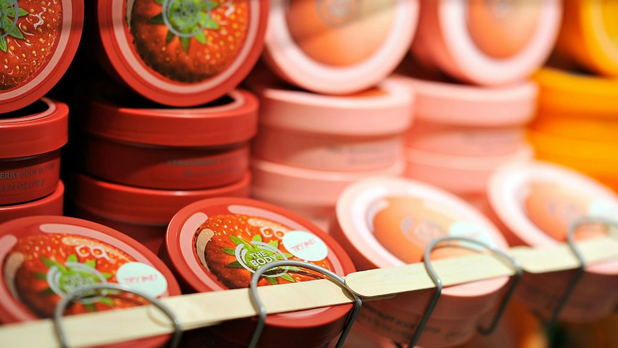 Blick auf verschiedene Produkte in einer Filiale von The Body Shop in London (Archivbild 2012): Der Kosmetikhändler hat auch für seinen Ableger in Deutschland Insolvenz angemeldet.