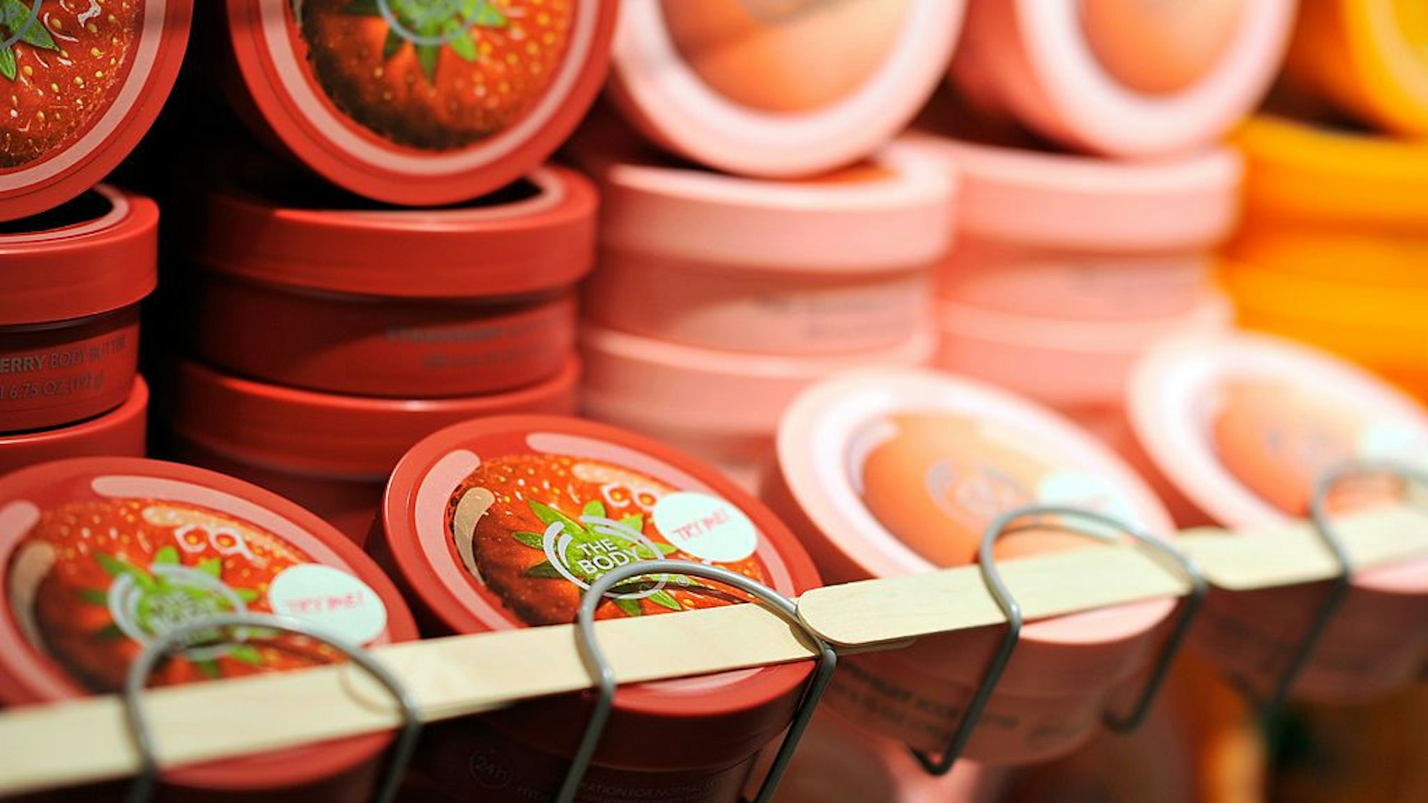 Blick auf verschiedene Produkte in einer Filiale von The Body Shop in London (Archivbild 2012): Berichten zufolge steht die Kosmetikkette in Großbritannien kurz vor der Insolvenz.