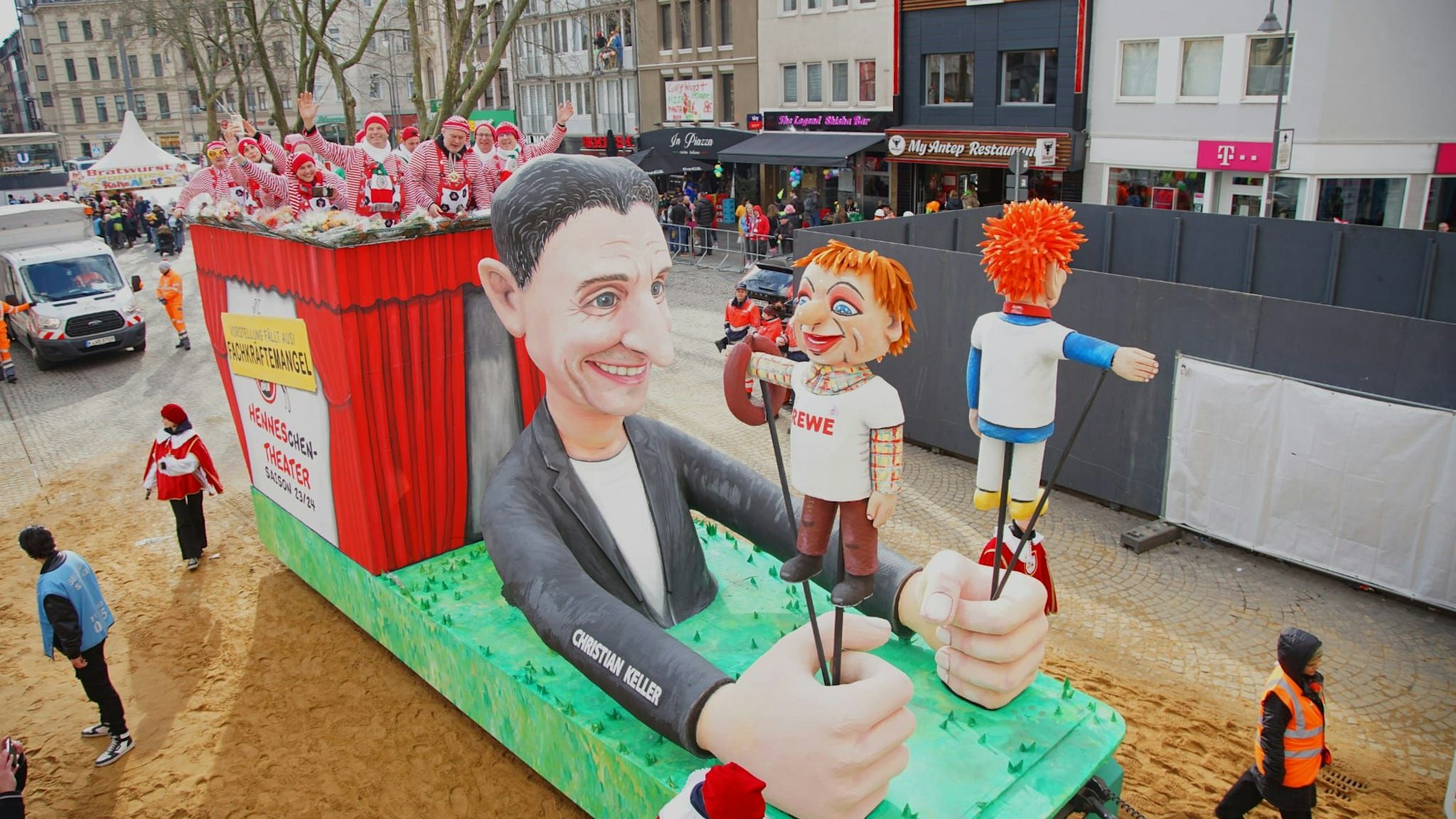 Der Wagen des 1. FC Köln im Rosenmontagszug.