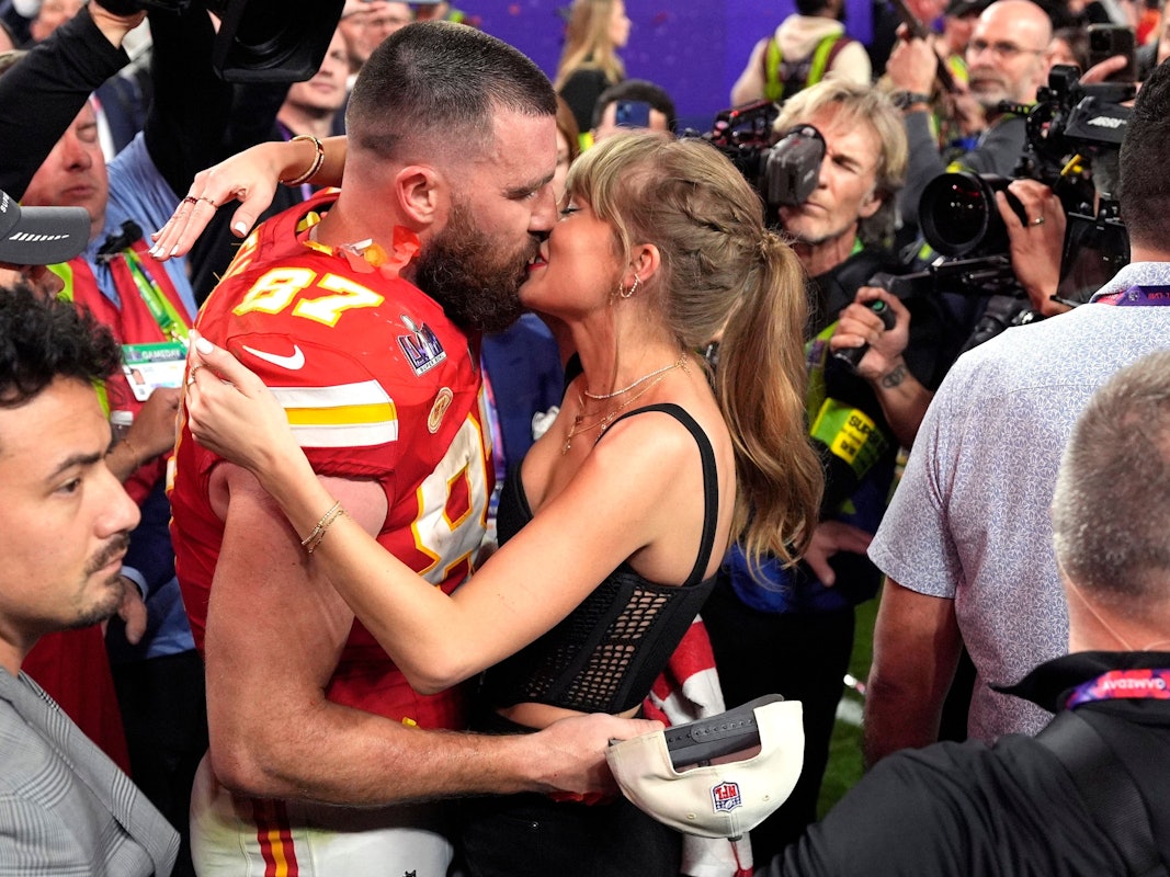 Taylor Swift küsste ihren Freund Travis Kelce nach dessen Sieg mit den Kansas City Chiefs im Super Bowl.