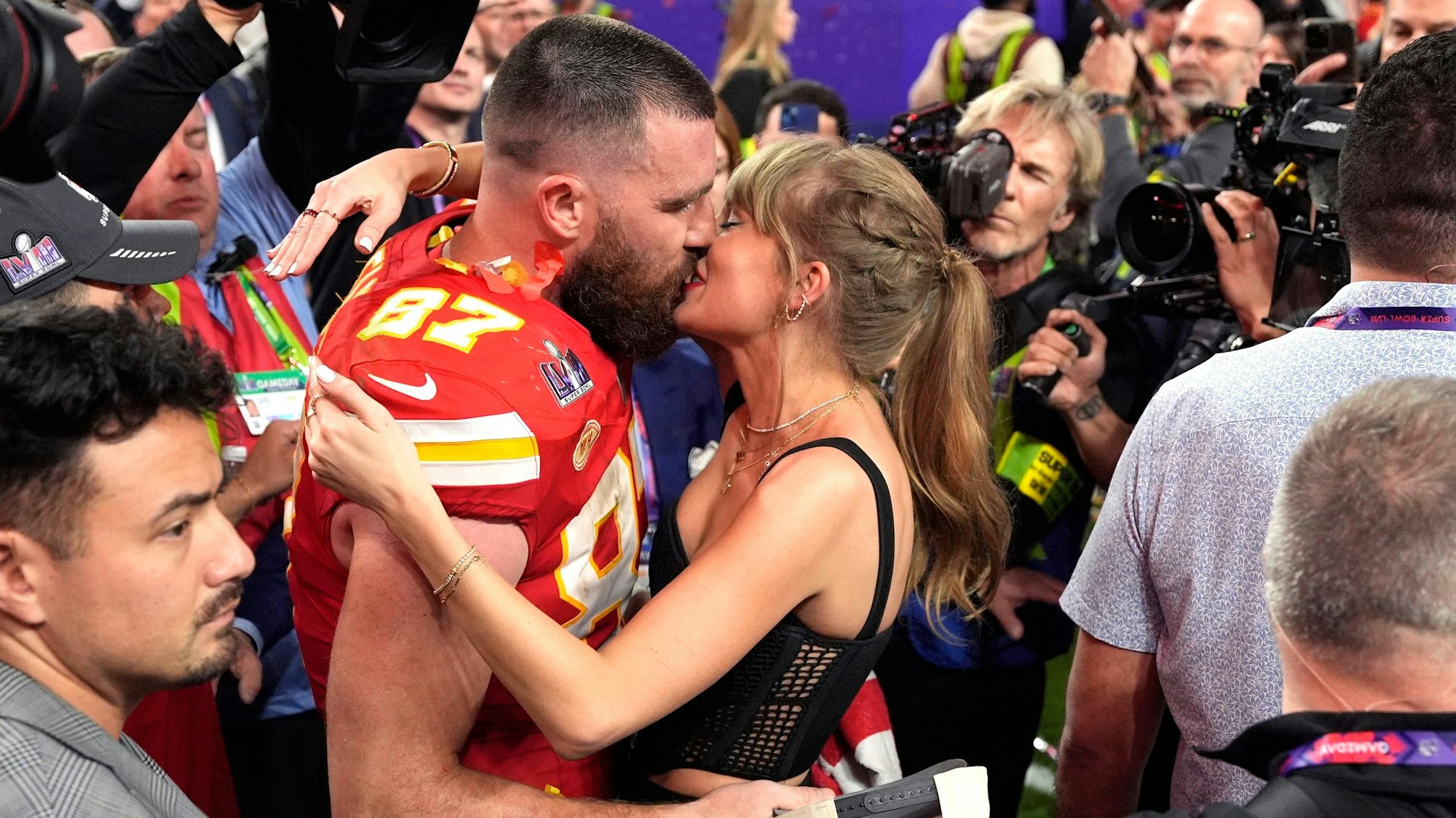 Taylor Swift küsste ihren Freund Travis Kelce nach dessen Sieg mit den Kansas City Chiefs im Super Bowl.