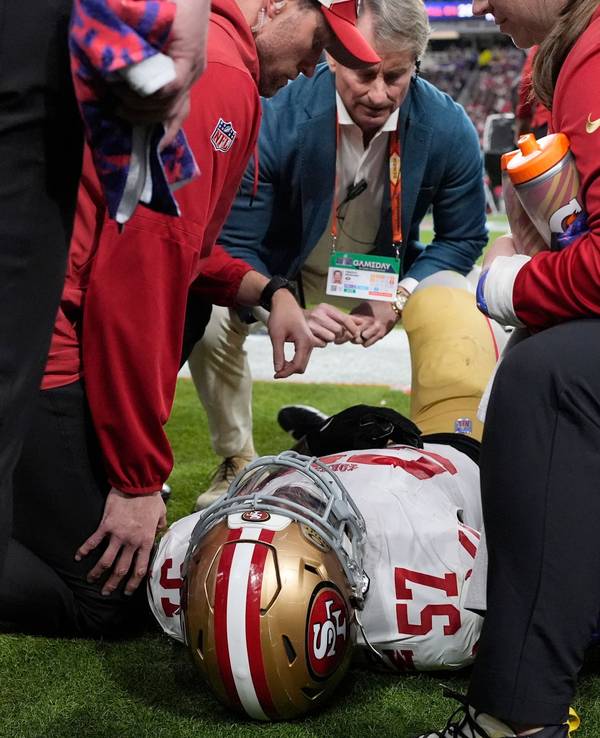 San Francisco 49ers Linebacker Dre Greenlaw (57) wird nach einer Verletzung geholfen.