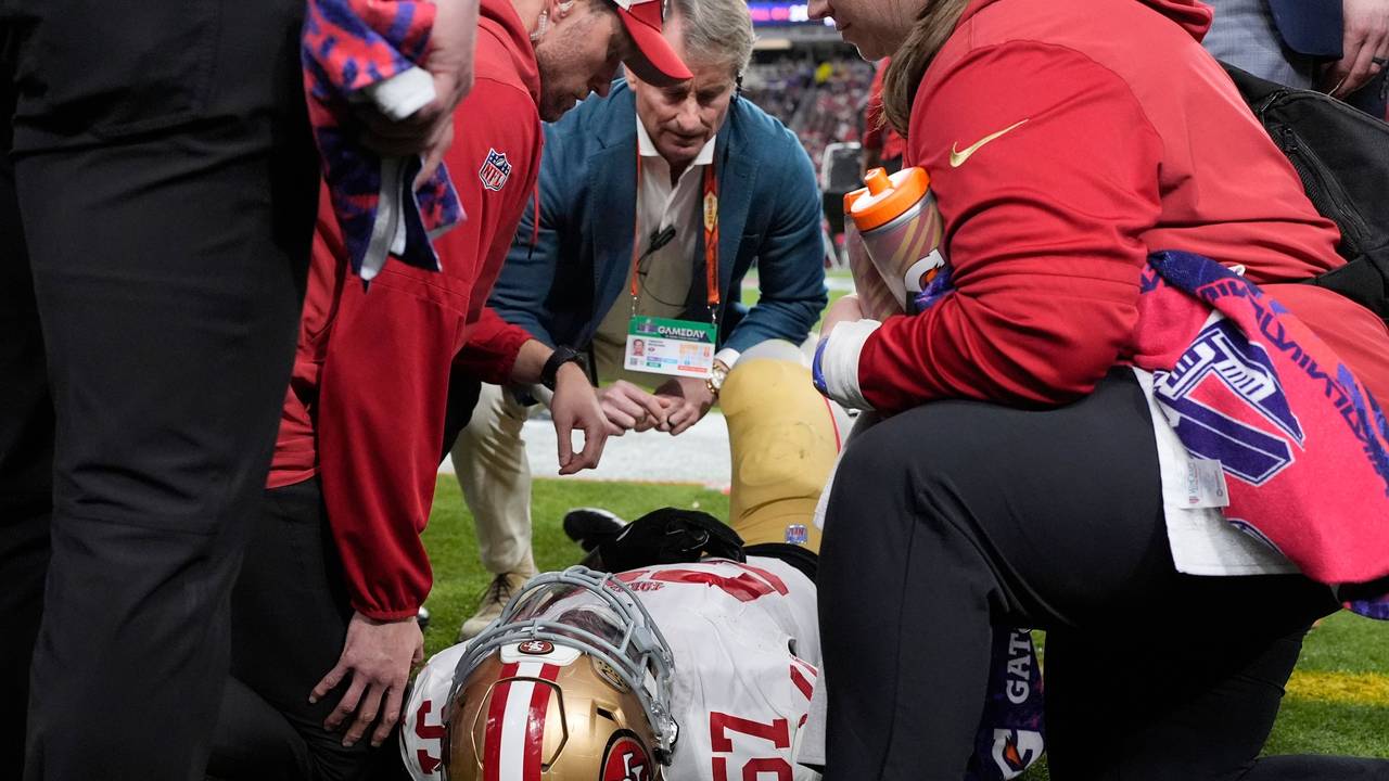 San Francisco 49ers Linebacker Dre Greenlaw (57) wird nach einer Verletzung geholfen.