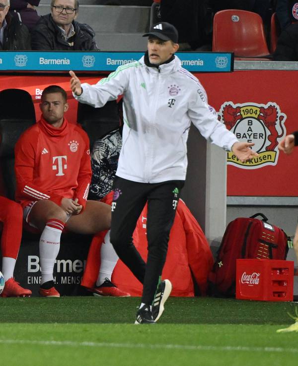 Thomas Tuchel vor der Bank beim Bayern-Auswärtsspiel in Leverkusen.