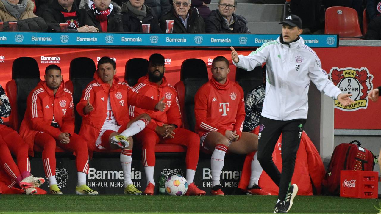 Thomas Tuchel vor der Bank beim Bayern-Auswärtsspiel in Leverkusen.