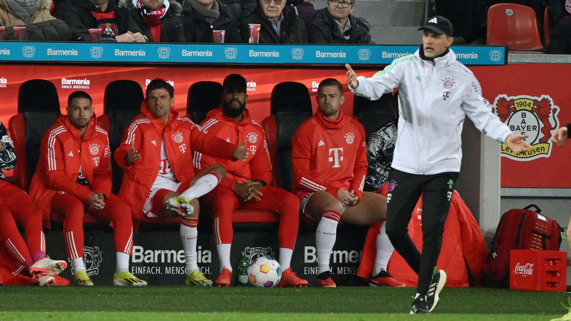 Thomas Tuchel vor der Bank beim Bayern-Auswärtsspiel in Leverkusen.