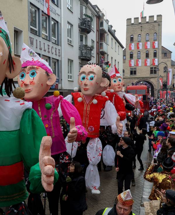 Blick auf den Rosenmontagszug an der Severinstorburg