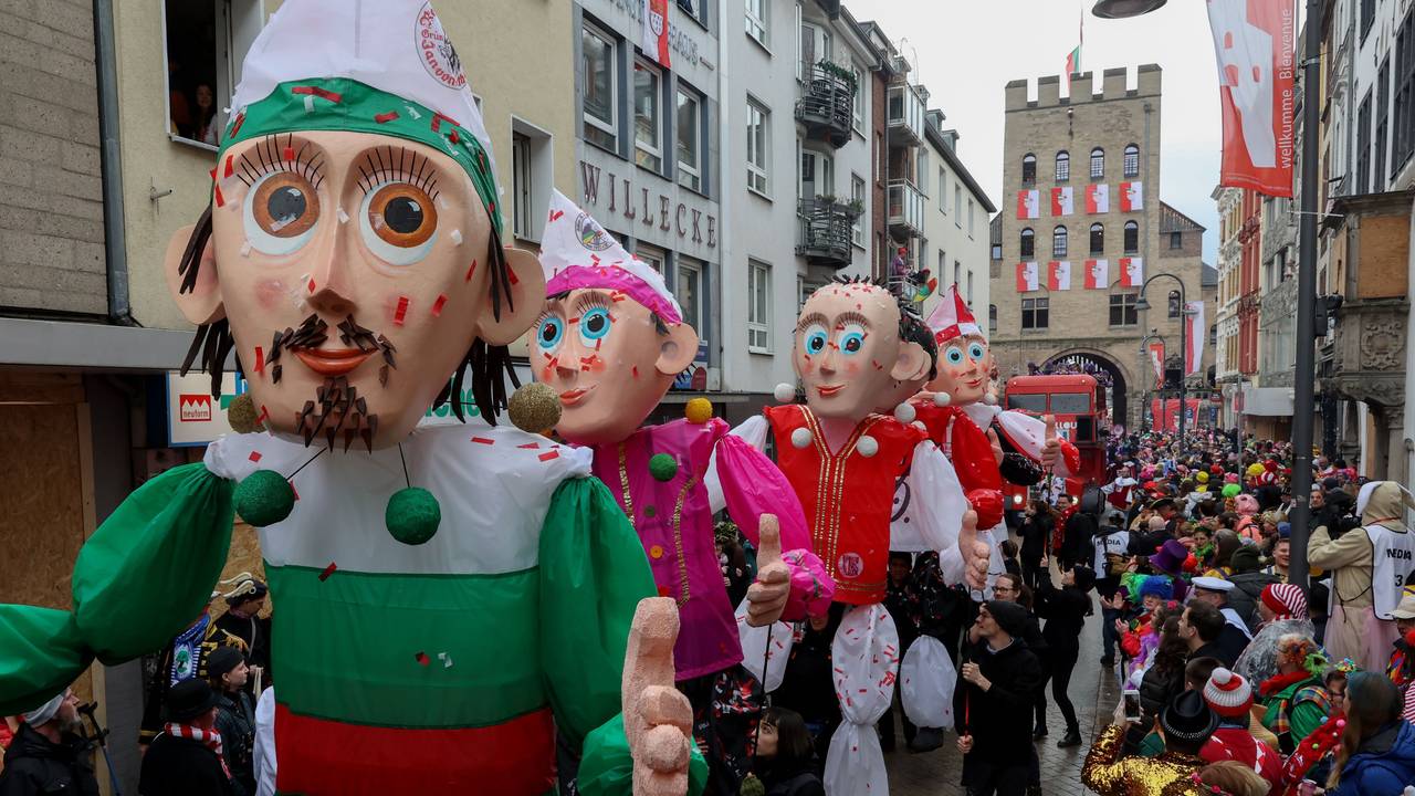 Blick auf den Rosenmontagszug an der Severinstorburg