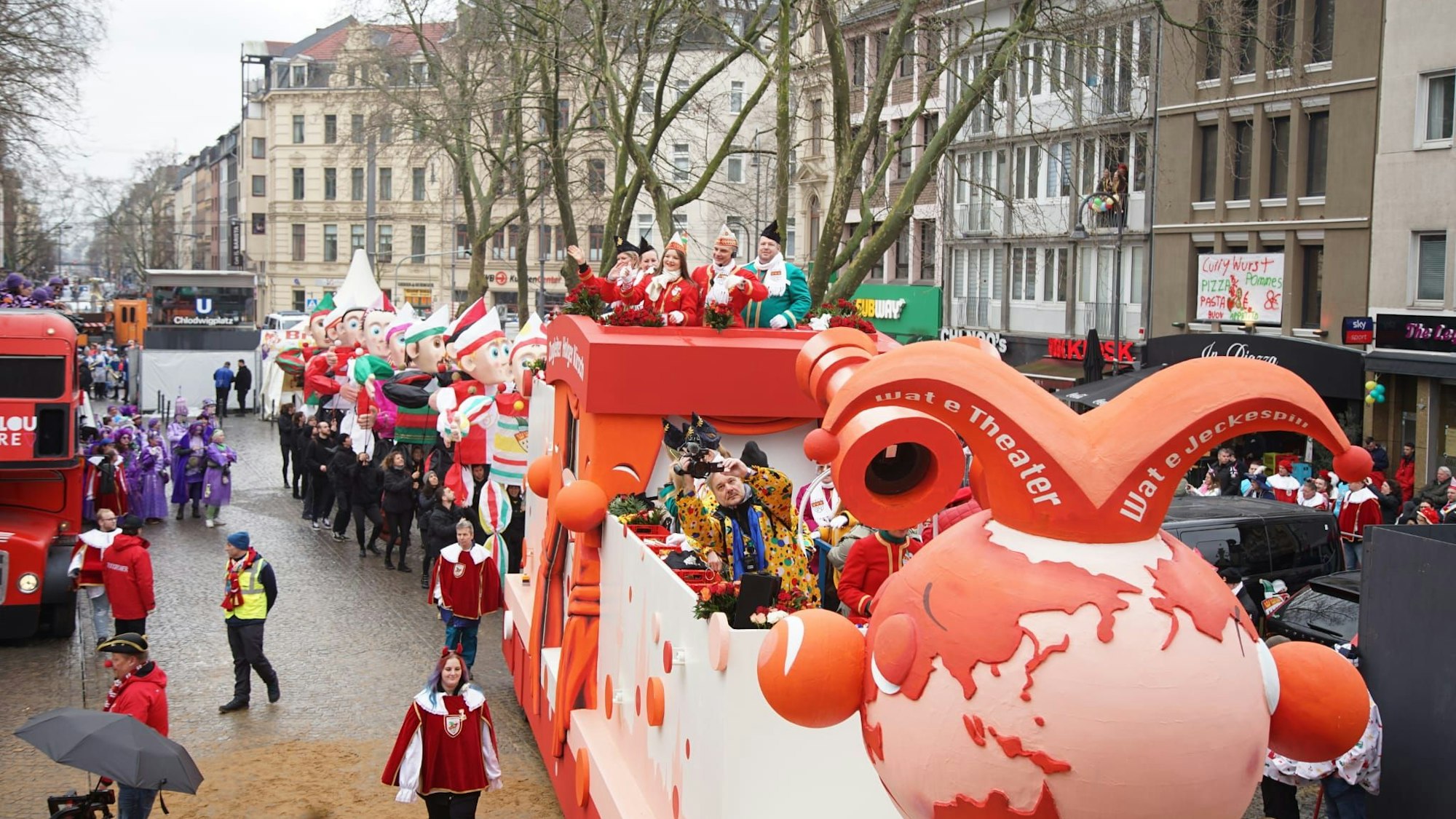 Wagen im Kölner Rosenmontagszug hat sich in Bewegung gesetzt.
