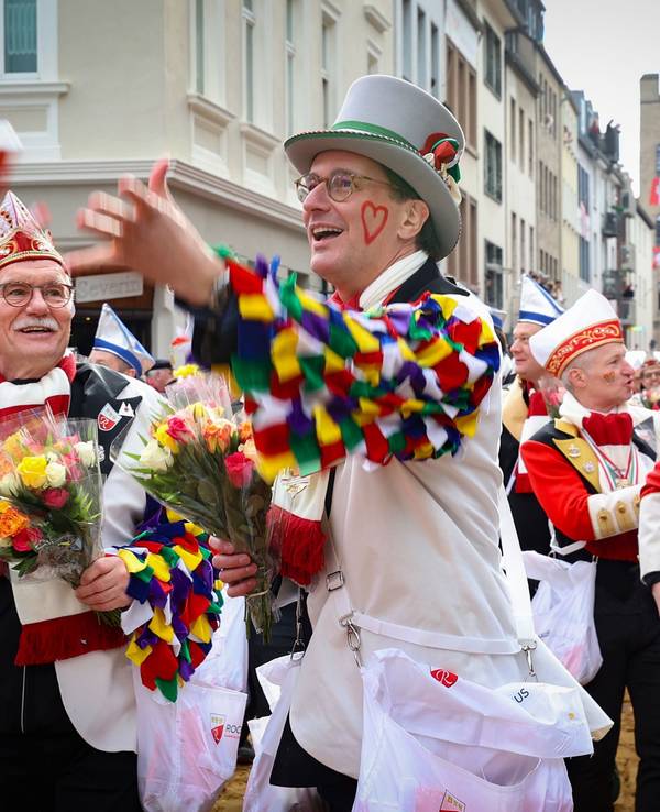 Rosenmontagszug an der Severinstorburg: Hendrik Wüst.