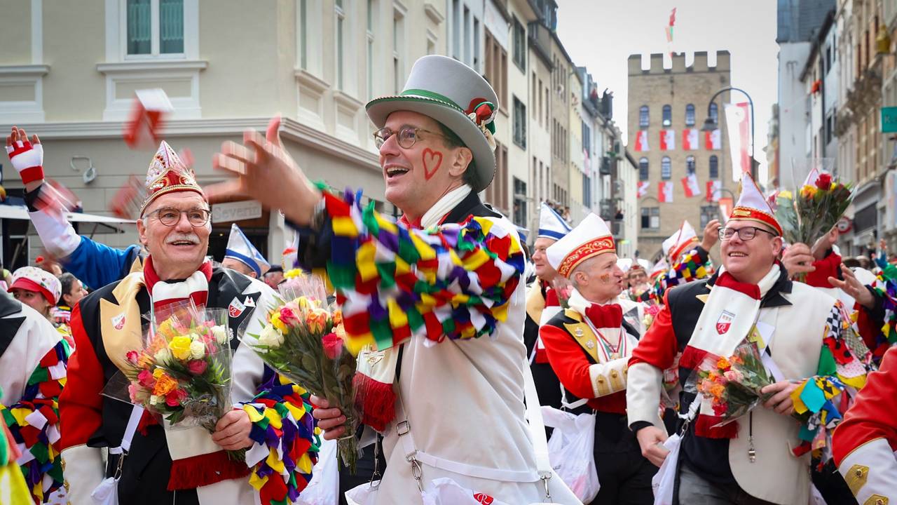 Rosenmontagszug an der Severinstorburg: Hendrik Wüst.