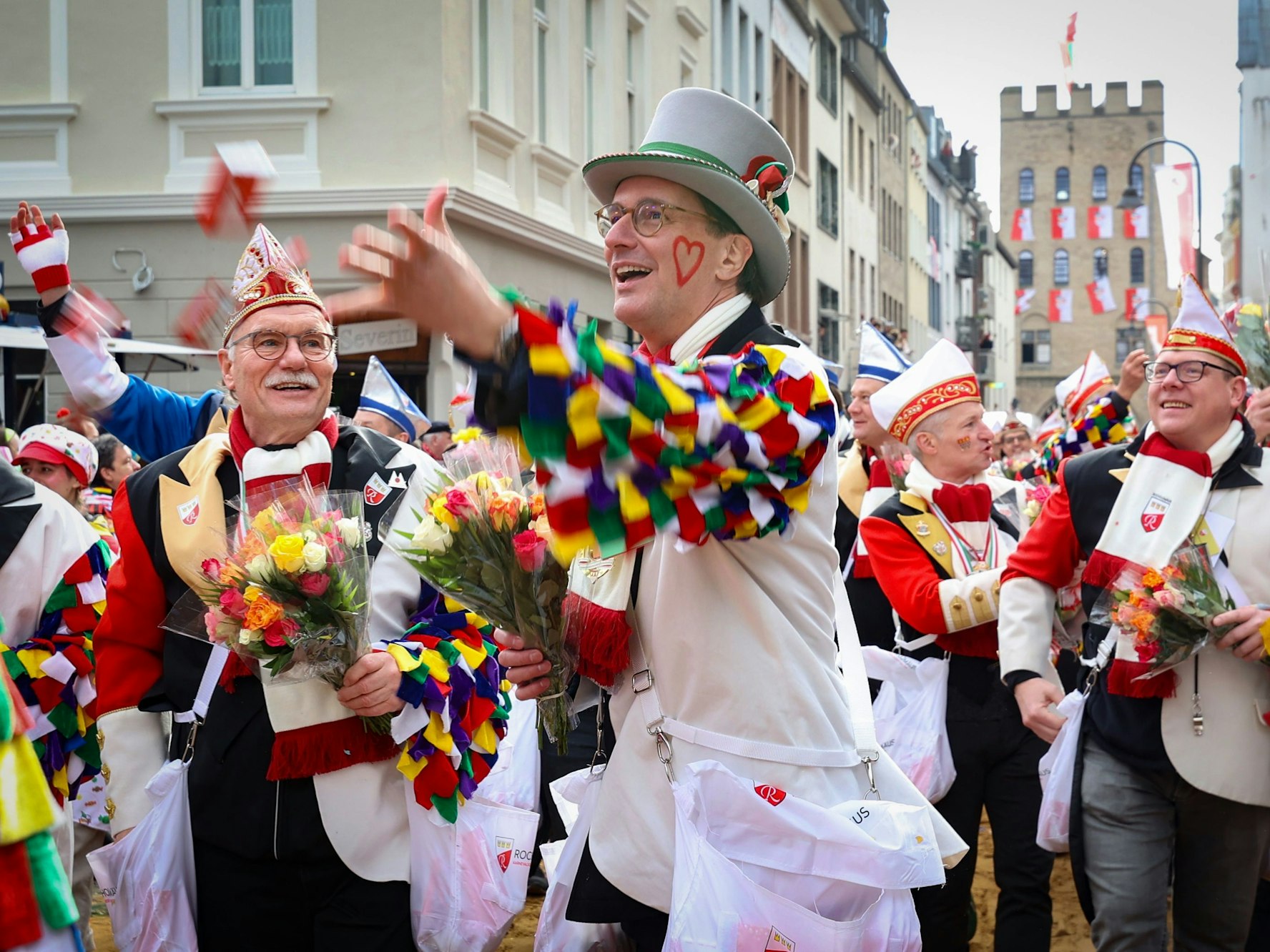 Rosenmontagszug an der Severinstorburg: Hendrik Wüst.