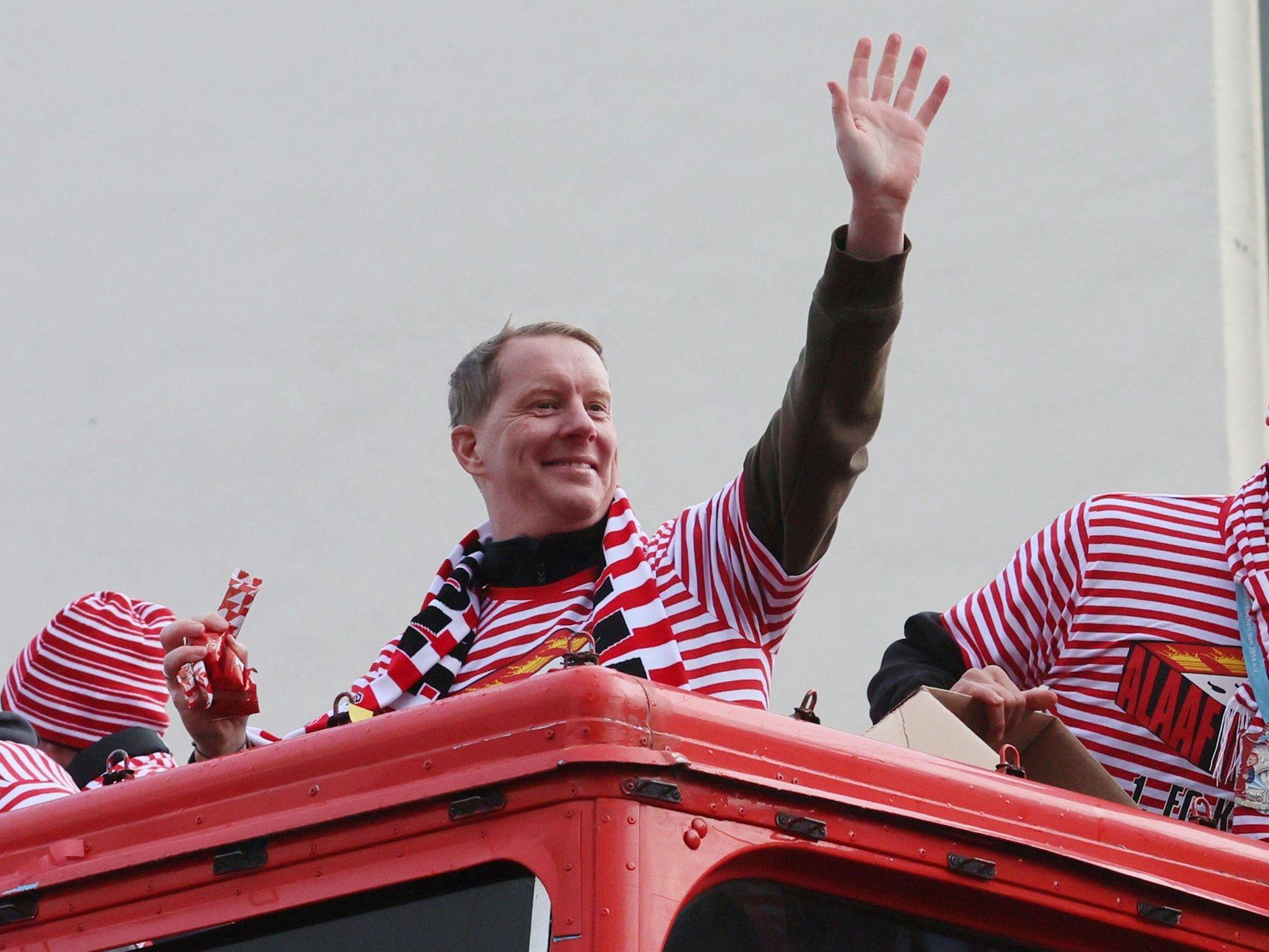 Rosenmontagszug: Der Wagen des 1. FC Köln mit Timo Schultz und Davie Selke.