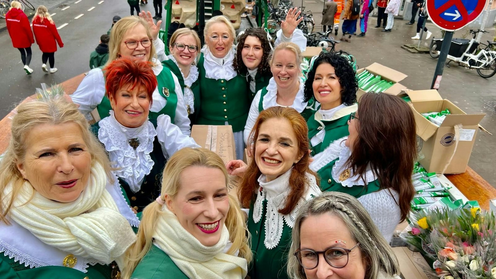 Marita Koellner auf einem Karnevalswagen beim Rosenmontagszug mit einigen anderen Frauen.