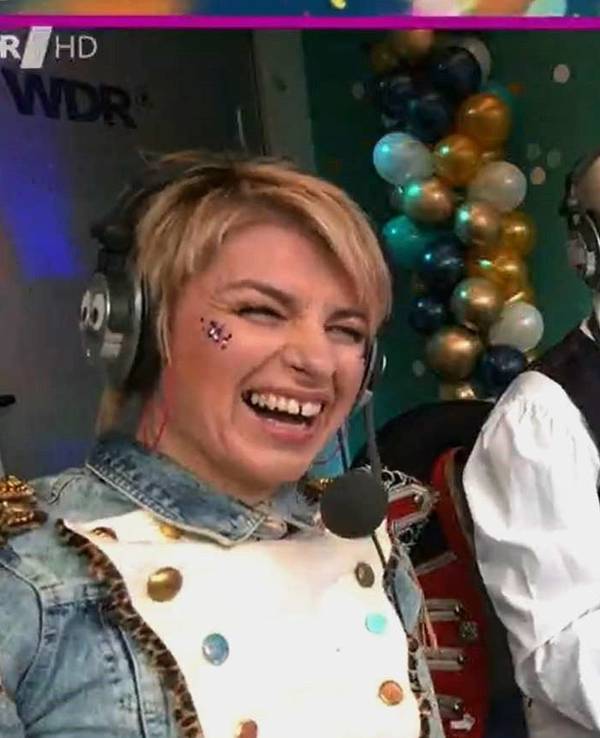 Guido Cantz und Sabine Heinrich sitzen in einer Reporter-Kabine.