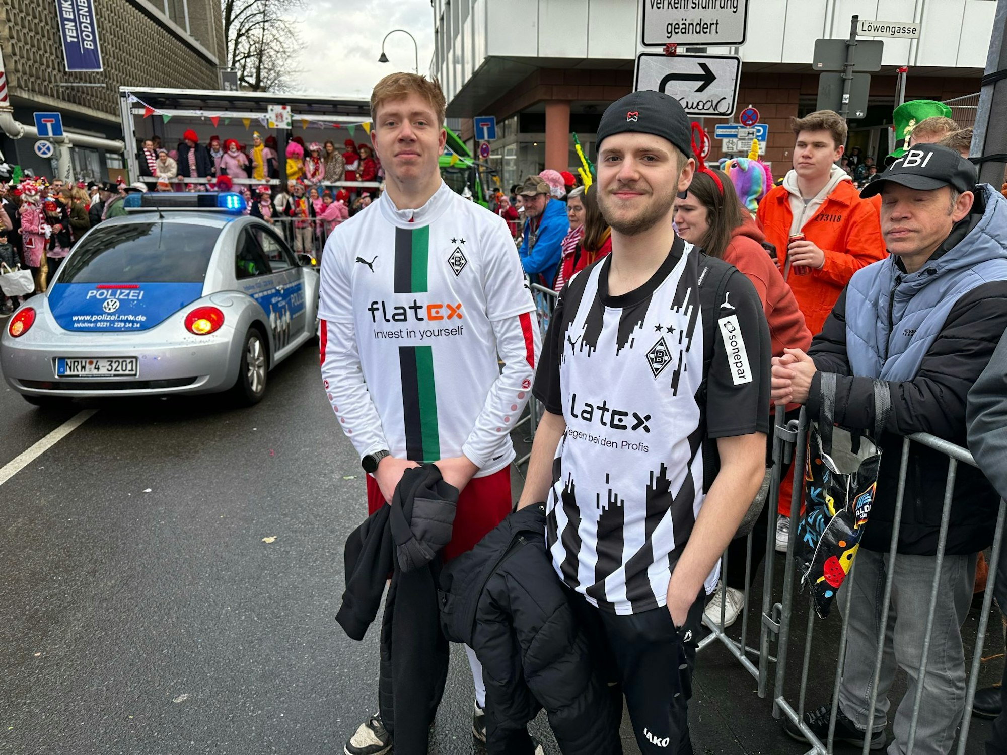 Zwei junge Männer in Trikots von Borussia Mönchengladbach.
