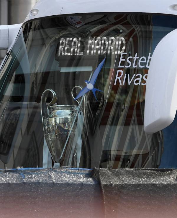 Ein Blick auf die Vorderseite des Mannschaftsbusses von Real Madrid.
