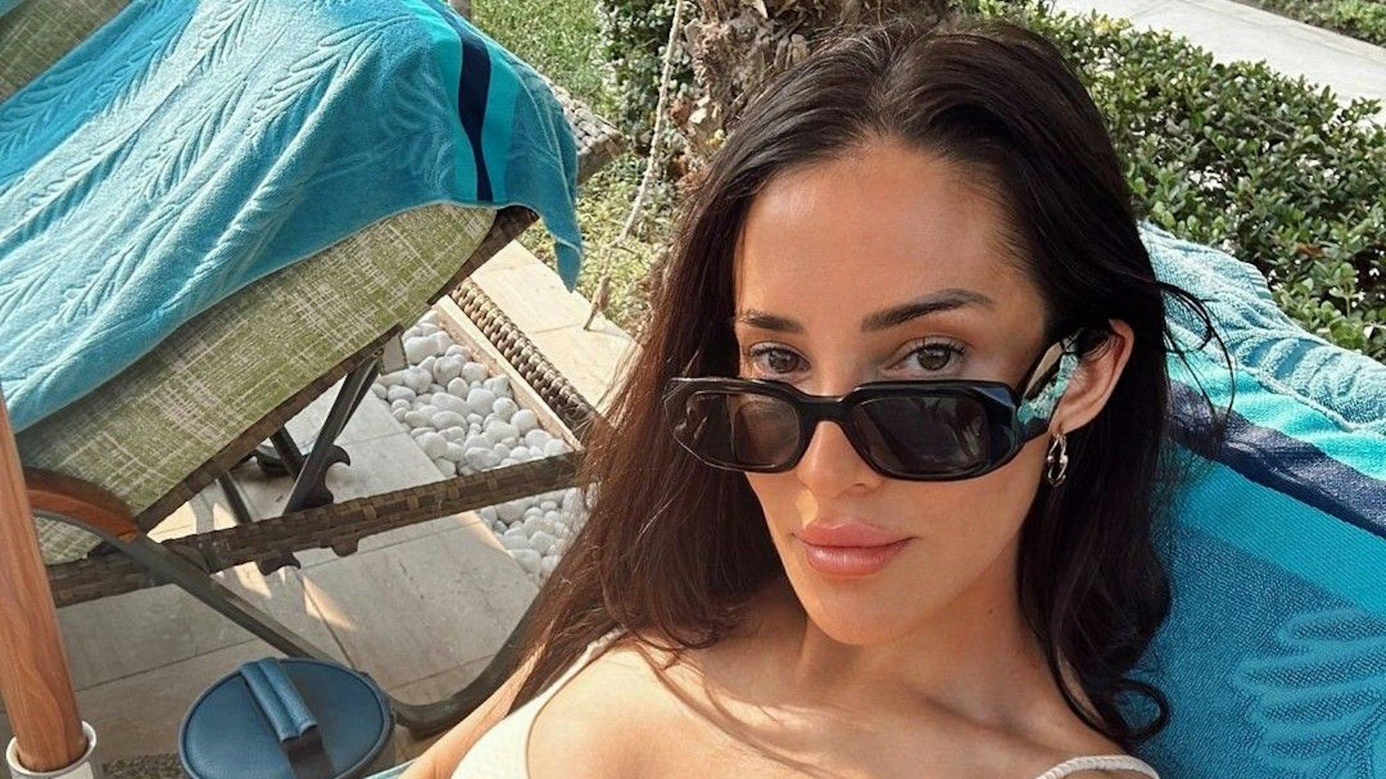 Steffani Jenz, Ehefrau von Bundesliga-Profi Moritz Jenz (VfL Wolfsburg) posiert auf einem Selfie im Liegestuhl.