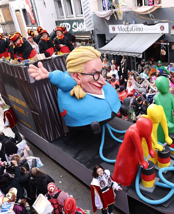 Drei Figuren pumpen eine Frau auf.