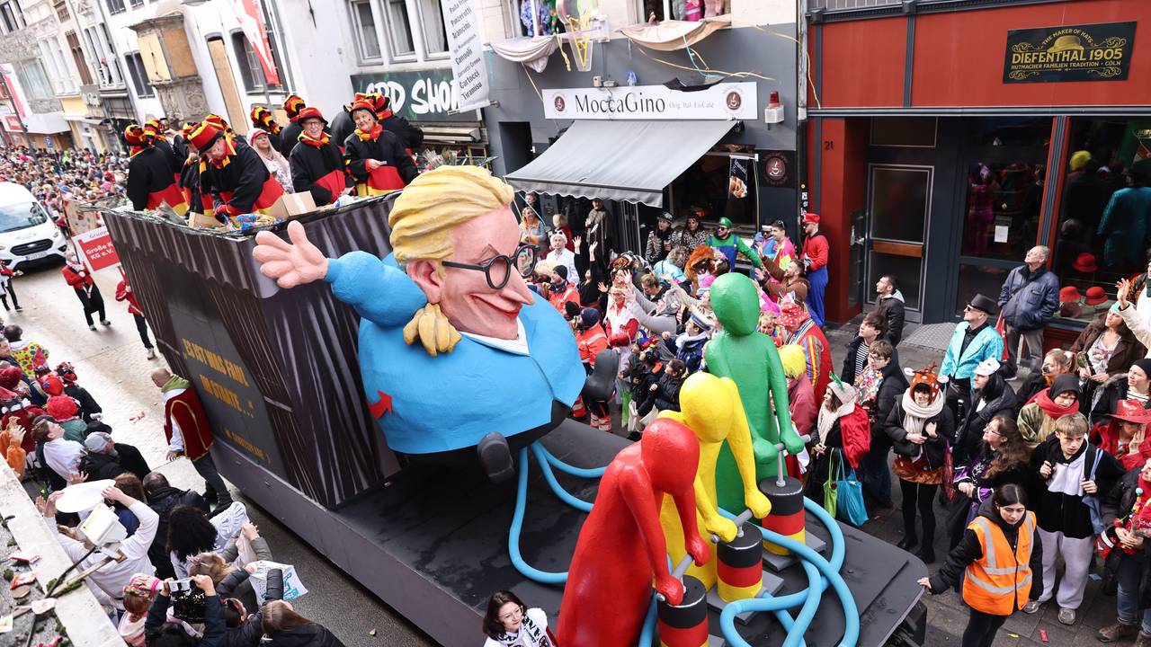 Drei Figuren pumpen eine Frau auf.
