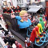 Drei Figuren pumpen eine Frau auf.