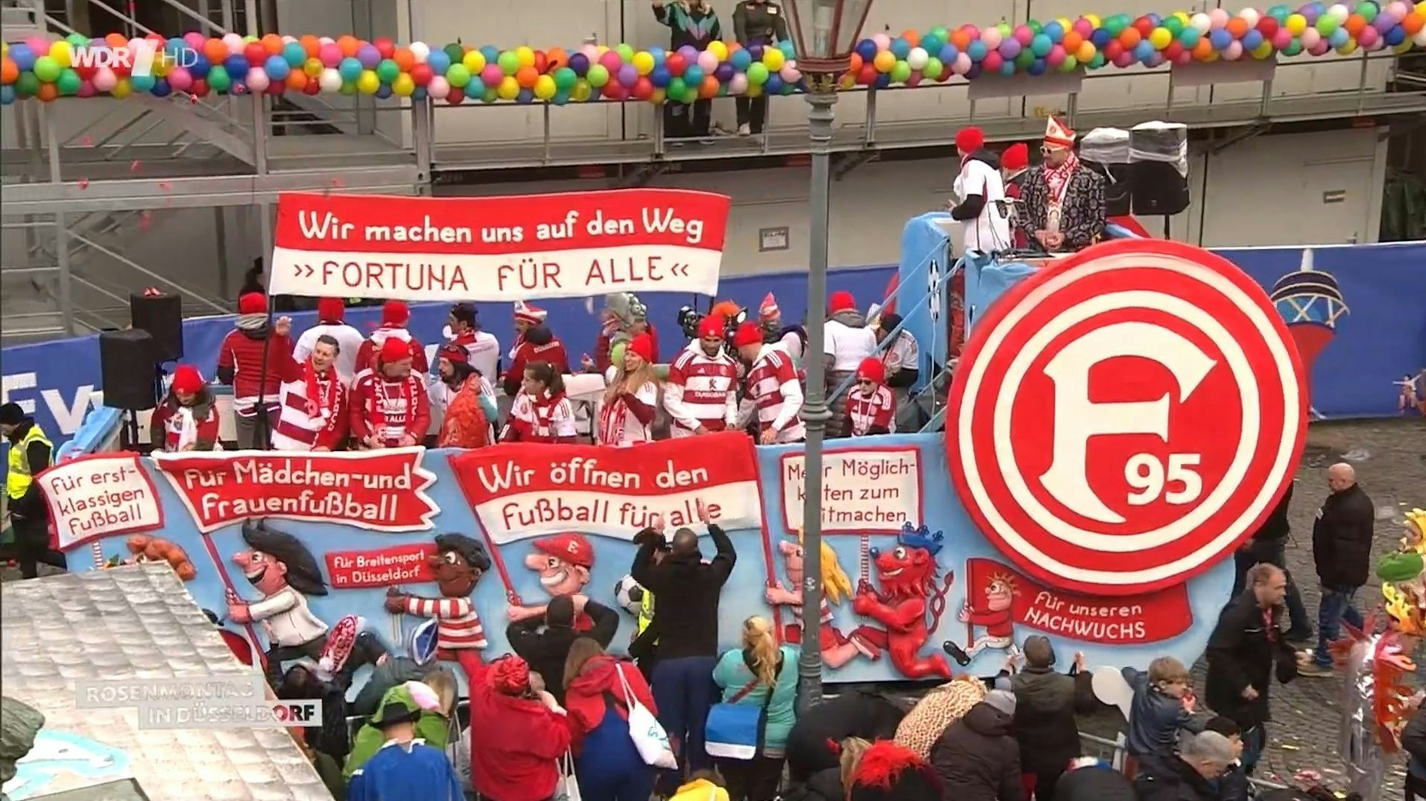 Der Wagen von Fortuna Düsseldorf ist beim Rosenmontagszug zu sehen.